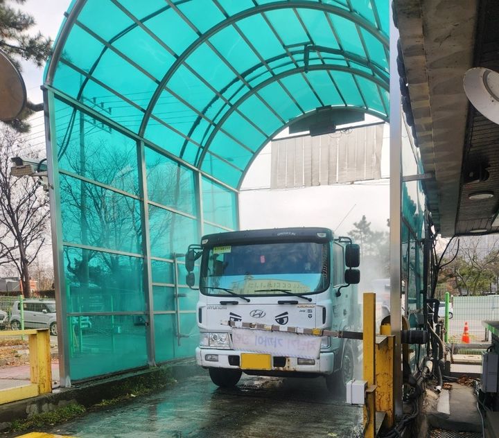 [수원=뉴시스] 방역 모습. (사진=경기도 제공) 2025.12.11. photo@newsis.com *재판매 및 DB 금지