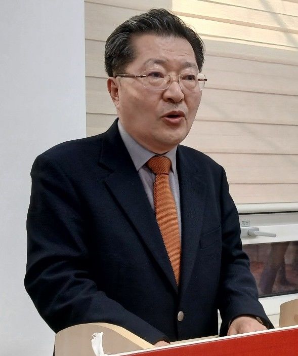 [대전=뉴시스] 조명휘 기자 = 진동규 전 대전 유성구청장이 11일 대전시의회 기자실에서 회견을 열고 대전시교육감 선거 출마를 선언하고 있다. 2025.12.11. photo@newsis.com *재판매 및 DB 금지