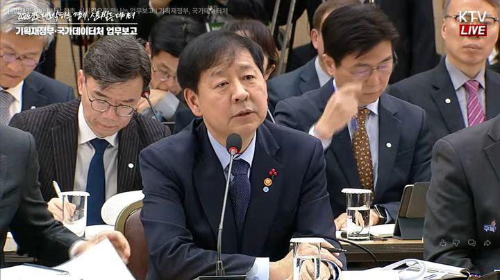 [세종=뉴시스] 사진은 구윤철 경제부총리 겸 기획재정부 장관이 11일 정부세종컨벤션센터에서 열린 기재부 업무보고에서 발언하고 있는 모습. (사진=유튜브 라이브 캡처) 2025.12.11. photo@newsis.com *재판매 및 DB 금지