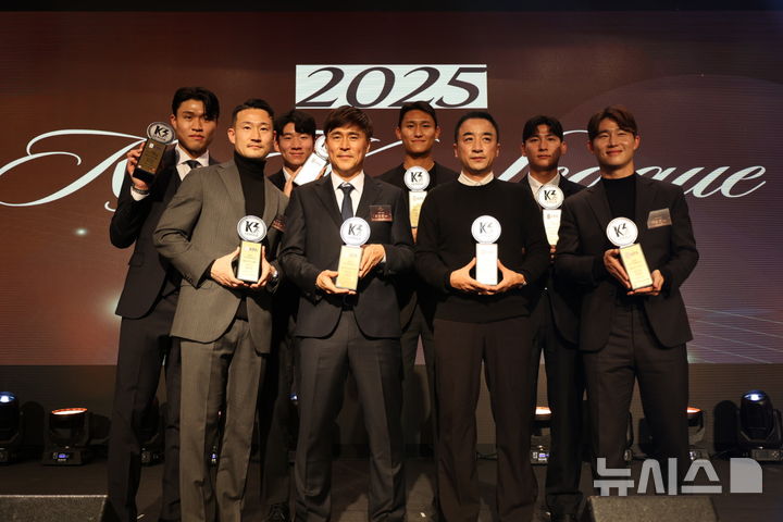 [김해=뉴시스]김해FC, 최우수지도, 8명 수상자 배출. (사진=김해시 제공). 2025.12.11. photo@newsis.com