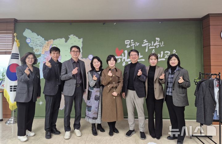 [용인=뉴시스]용인교육지원청의 교복 물려주기 사업 협의회(사진=용인교육지원청 제공)2025.12.11. photo@newsis.com