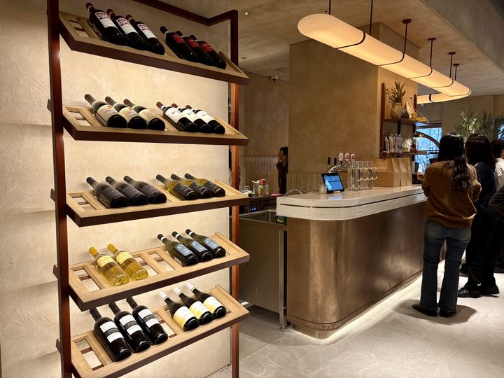 [서울=뉴시스] 한이재 기자 = 11일 올리페페 광화문점에 진열된 와인이 보이고 있다. 2025.12.11. nowone@newsis.com *재판매 및 DB 금지