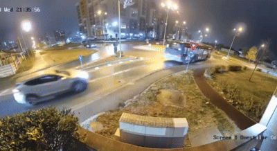 [뉴시스]루마니아의 한 차량 운전자가 의식을 잃고 로터리 기둥에 부딪히면서 하늘로 솟구쳤다. 영상 = Docnhanh 갈무리) *재판매 및 DB 금지