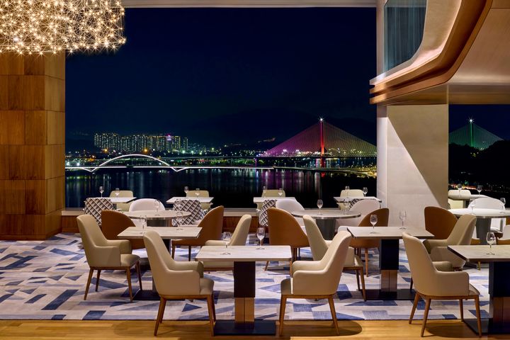 [서울=뉴시스] 워커힐 '럭스바' 전경.(사진=워커힐 제공) *재판매 및 DB 금지