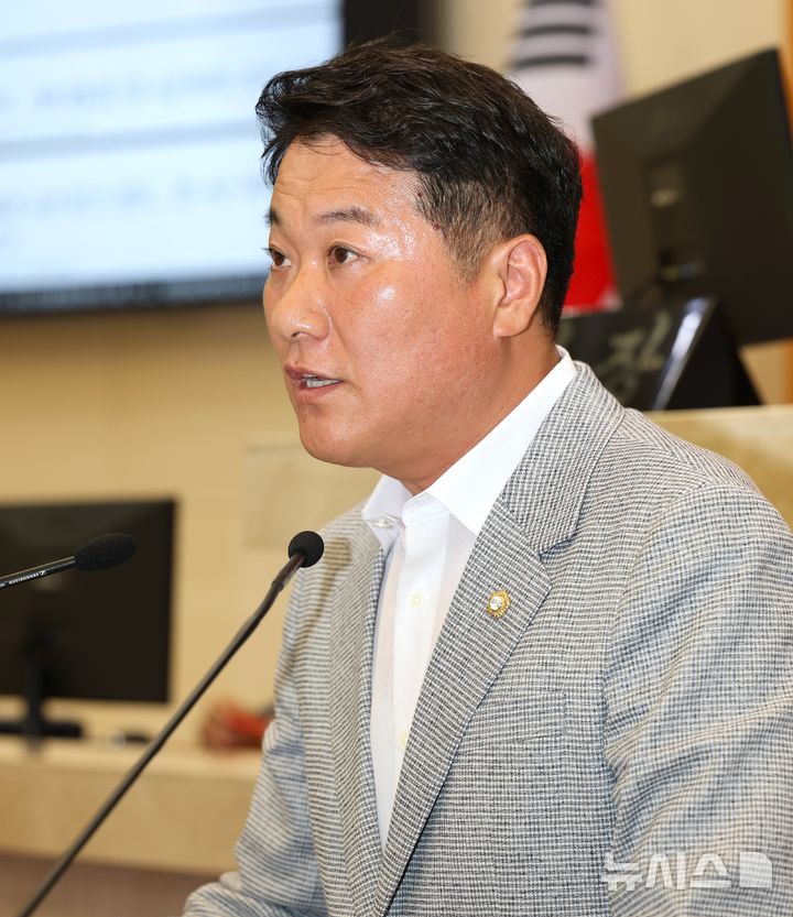 [포항=뉴시스] 송종욱 기자 = 양윤제 포항시의회 예산결산특별위원장. 2025.12.11. photo@newsis.com