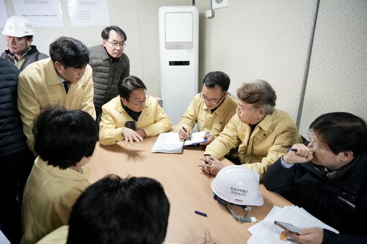 광주시, 대표도서관 붕괴 현장 첫 현장회의. (사진=광주시 제공) *재판매 및 DB 금지