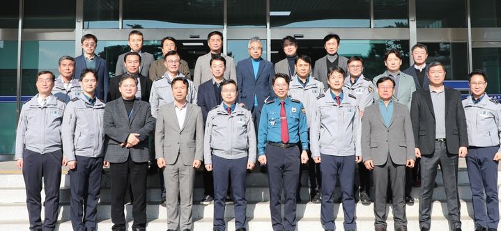 [울산=뉴시스] 박수지 기자 = 유윤종 울산경찰청장이 11일 울주경찰서를 방문해 직원들을 격려한 뒤 기념촬영을 하고 있다. (사진=울산경찰청 제공) 2025.12.11. photo@newsis.com *재판매 및 DB 금지