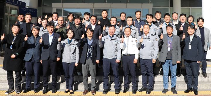 [울산=뉴시스] 박수지 기자 = 유윤종 울산경찰청장이 4일 남부경찰서를 방문해 직원들을 격려한 뒤 기념촬영을 하고 있다. (사진=울산경찰청 제공) 2025.12.11. photo@newsis.com *재판매 및 DB 금지