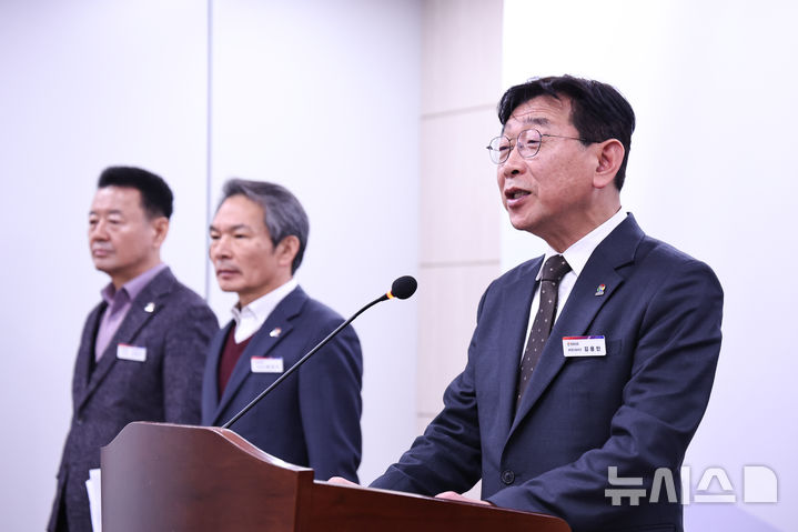 [창원=뉴시스]경남도 김용만 환경산림국장이 11일 도청 프레스센터에서 '국립 남부권산불방지센터' 내년 경남 건립과 관련 브리핑을 하고 있다.(사진=경남도 제공) 2025.12.11. photo@newsis.com