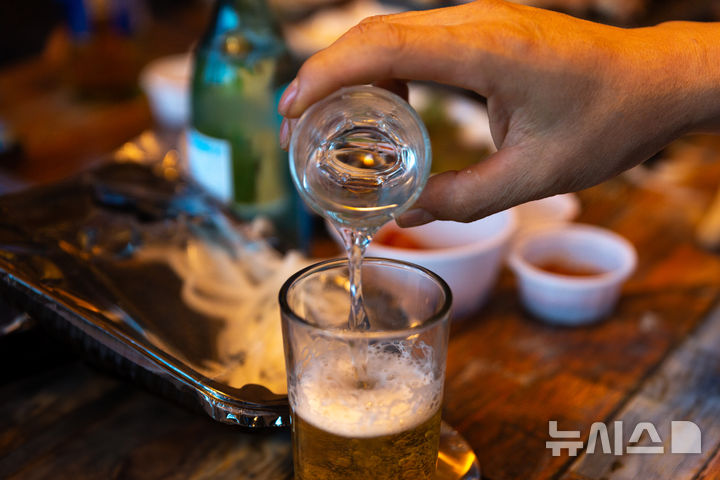 [서울=뉴시스] 연말연시 잦은 술자리 이후 복통, 구토, 황달 및 극심한 피로감 등 증상이 지속될 경우 반드시 내과 전문의의 진료를 받아야 한다. (사진= 유토이미지 제공)