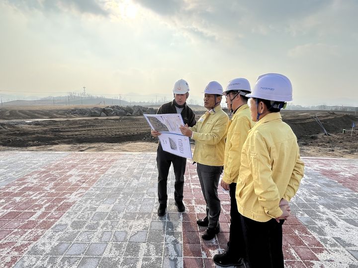 [세종=뉴시스]한국산업단지공단이 11일 충남 천안 제5일반산업단지 조성공사 현장을 방문해 공사 참여 근로자와 시설 이용자의 안전의식 제고 및 사고 예방을 위한 특별 안전점검을 실시했다.(사진=산단공 제공)  *재판매 및 DB 금지