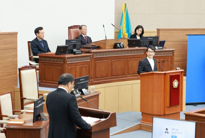 [창원=뉴시스] 강경국 기자 = 문순규 경남 창원시의원이 11일 열린 제148회 정례회 본회의에서 시정질문을 하고 있다. (사진=창원시의회 제공). 2025.12.11. photo@newsis.com *재판매 및 DB 금지