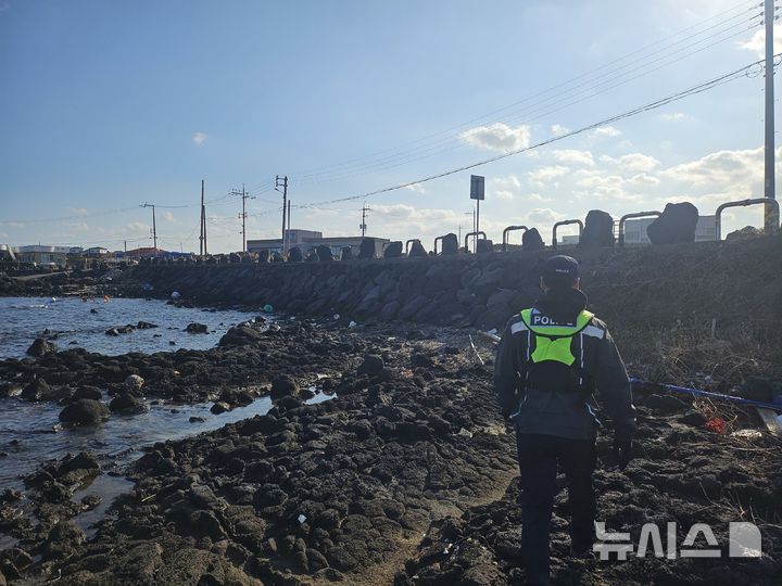 [제주=뉴시스] 서귀포해양경찰서 연안 안전사고 주의보 관련 해안가 순찰 자료사진. (사진=서귀포해양경찰서 제공) 2025.12.11. photo@newsis.com