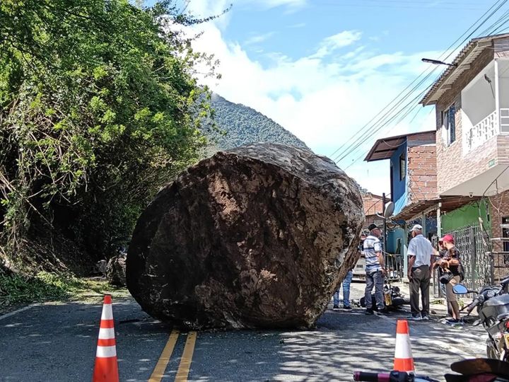 [서울=뉴시스] 산비탈에서 도로 위로 굴러떨어진 거대 바위 모습. (사진출처: 더선 캡처) 2025.12.11.