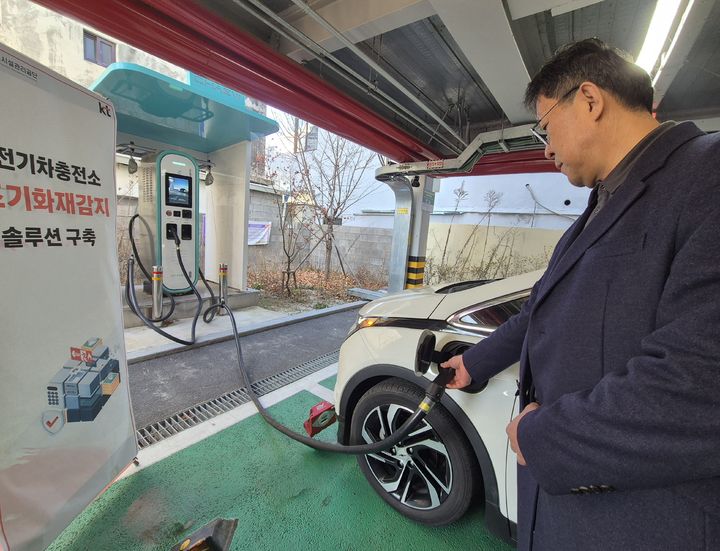 [대구=뉴시스] KT대구경북광역본부는 경주시시설관리공단이 운영하는 중심상가공영주차장에 전기차 조기화재감지 솔루션 '세이프메이트'를 공급했다. (사진 = KT대구경북광역본부 제공) 2025.12.11. photo@newsis.com *재판매 및 DB 금지