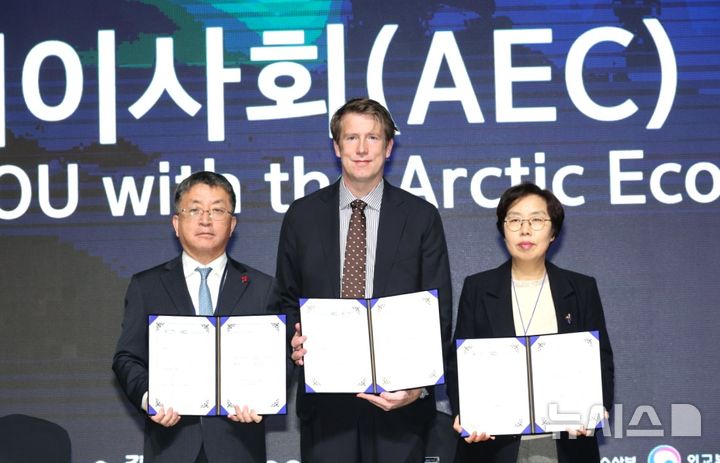 [포항=뉴시스] 송종욱 기자 = 11일 부산 벡스코에서 북극협력주간 포항 특별 세션이 열린 가운데 포항시-북극경제이사회가 양해 각서(MOU)을 맺은 후 장상길(왼쪽부터) 포항시 부시장, 매즈 크비스트 프레데릭센 북극경제이사회(AEC) 사무총장, 최영숙 경북도 환동해지역본부장이 기념 촬영하고 있다. (사진=포항시 제공) 2025.12.11. photo@newsis.com