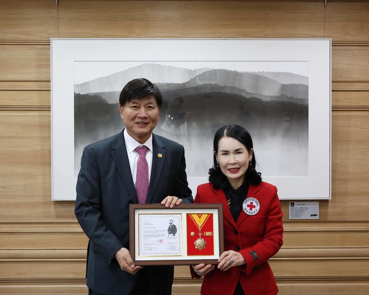 [창원=뉴시스]재단법인 좋은데이나눔재단, 대한적십자사 회원유공장 명예대장 수상. (사진=경남적십자사 제공) 2025.12.11.photo@newsis.com *재판매 및 DB 금지