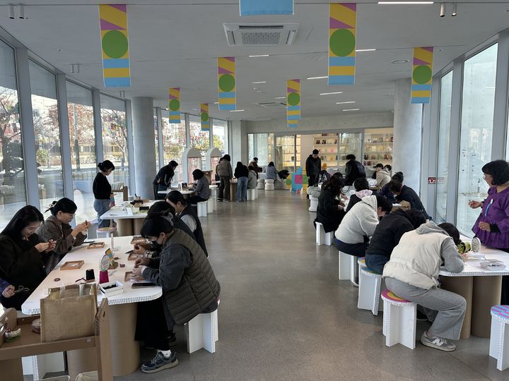 [진주=뉴시스]진주실크박물관, 참여형 과학체험 ‘실크과학랩' 운영.(사진=진주시 제공).2025.12.11.photo@newsis.com *재판매 및 DB 금지