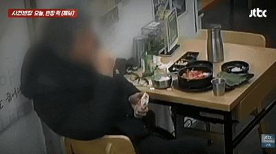 [뉴시스]한 남성이 점심을 먹던 중 옆 테이블의 대화를 듣더니 가게 안에서 담배를 폈다. (영상 = JTBC 사건반장 갈무리) *재판매 및 DB 금지