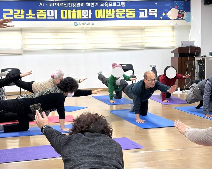 [횡성=뉴시스] 어르신들이 근감소증 교육을 하고 있다. (사진=횡성군보건소 제공) 2025.12.11. photo@newsis.com *재판매 및 DB 금지