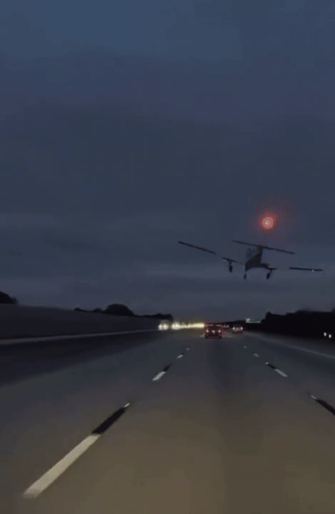 [뉴시스] 미국의 한 고속도로에서 경비행기가 달리던 차량과 충돌하는 충격적인 일이 벌어졌다. (영상=엑스 캡처) *재판매 및 DB 금지