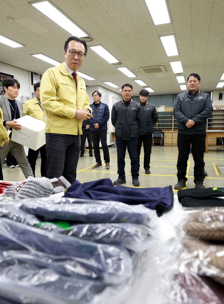 [서울=뉴시스] 곽병진 우정사업본부장 직무대리는 11일 무주우체국을 방문해 한랭질환 예방을 위한 현황을 점검하고 집배원 등 종사원들을 격려했다. (사진=우본 제공) 2025.12.11. photo@newsis.com *재판매 및 DB 금지