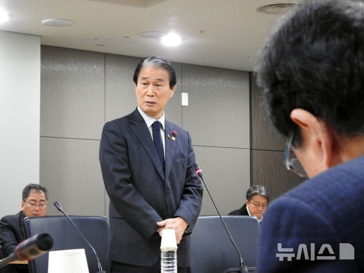 [제주=뉴시스] 김수환 기자 = 권오을 국가보훈부 장관이 11일 오후 제주시 봉개동 제주4·3평화기념관을 찾아 제주4·3희생자유족회와 면담을 진행하고 있다. 2025.12.11. notedsh@newsis.com