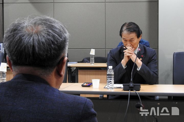 [제주=뉴시스] 김수환 기자 = 권오을 국가보훈부 장관이 11일 오후 제주시 봉개동 제주4·3평화기념관을 찾아 제주4·3희생자유족회와 면담을 진행하고 있다. 2025.12.11. notedsh@newsis.com