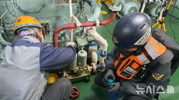 [포항=뉴시스] 경북 포항해양경찰서가 관내 선박을 대상으로 황 함유량 기준 적합 여부를 점검하고 있다. (사진=포항해양경찰서 제공) 2025.12.11. photo@newsis.com 