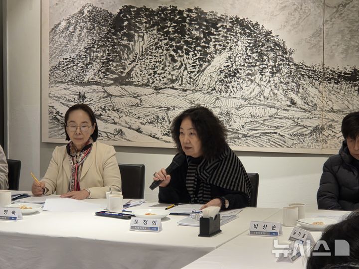 [서울=뉴시스] 조기용 기자 = 11일 서울 중구 한 음식점에서 열린 '국립한국문학관 기본 운영 방향 전문가 토론회'에서 문정희 국립한국문학관 관장이 발언하고 있다. 2025.12.11. excuseme@newsis.com