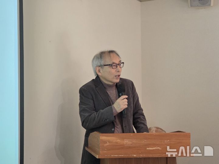 [서울=뉴시스] 조기용 기자 = 11일 서울 중구 한 음식점에서 열린 '국립한국문학관 기본 운영 방향 전문가 토론회'에서 정우영 시인이자 국립한국문학관 초대 사무국장이 발언하고 있다. 2025.12.11. excuseme@newsis.com