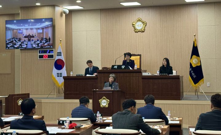 [대구=뉴시스] 정재익 기자 = 대구 동구의회 제348회 정례회 제3차 본회의가 열리고 있다. 2025.12.11. jjikk@newsis.com *재판매 및 DB 금지