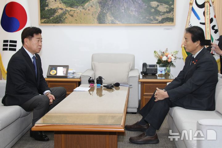 [제주=뉴시스] 양영전 기자 = 권오을(오른쪽) 국가보훈부 장관과 오영훈 제주지사가 11일 오후 제주도청 집무실에서 고(故) 박진경 대령 국가유공자 지정과 관련해 면담하고 있다. 2025.12.11. 0jeoni@newsis.com