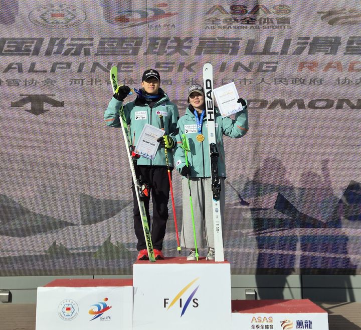 [서울=뉴시스] 알파인스키 국가대표 신정우(왼쪽)와 김소희가 11일 중국 허베이성 장자커우의 완룽 스키리조트에서 열린 국제스키연맹(FIS) 알파인 극동컵 대회전에서 우승을 차지했다. (사진=대한스키·스노보드협회 제공) 2025.12.11. *재판매 및 DB 금지