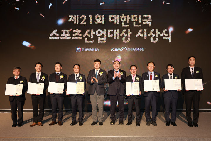 [통영=뉴시스] 신정철 기자= 경남 통영시가 11일, 서울 올림픽파크텔에서 열린 '제21회 대한민국 스포츠산업대상' 시상식에서 우수 지방자치단체상을 수상했다.사진은 천영기 통영시장(사진, 오른쪽 3번째)이 수상 기념사진을 촬영하고 있는 모습..(사진=통영시 제공).2025.12.11. photo@newsis.com *재판매 및 DB 금지