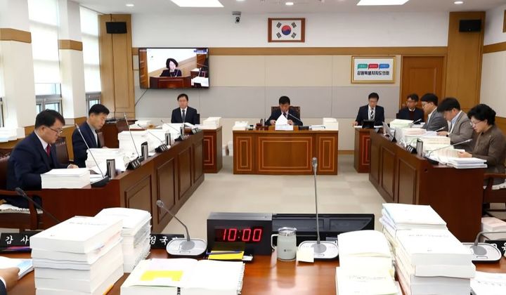 [춘천=뉴시스] 11일 강원특별자치도의회 예산결산특별위원회(위원장 최승순)는 이날 당초 원안 대비 205억1580만원을 조정한 강원특별자치도교육청 예산안 3조99971억원을 수정 가결했다고  밝혔다. 강원특별자치도의회 제공.  *재판매 및 DB 금지