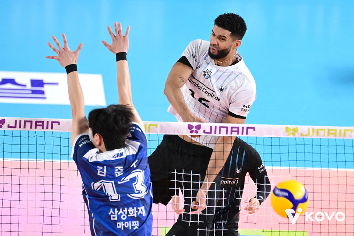 [서울=뉴시스] 남자배구 현대캐피탈 레오가 11일 대전충무체육관에서 열린 진에어 2025~2026 V-리그 남자부 삼성화재와의 경기에서 공격을 시도하고 있다. (사진=KOVO 제공) 2025.12.11.