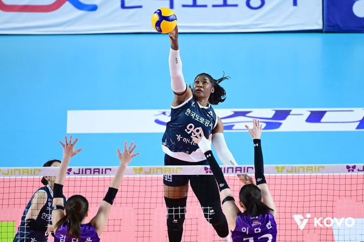[서울=뉴시스] 여자배구 한국도로공사 모마가 11일 김천실내체육관에서 열린 진에어 2025~2026 V-리그 여자부 흥국생명과의 경기에서 공격을 시도하고 있다. (사진=KOVO 제공) 2025.12.11.