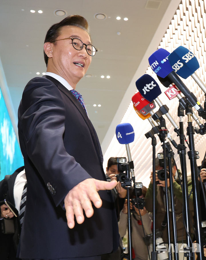 [인천공항=뉴시스] 조성우 기자 = 통일교로부터 금품을 수수했다는 의혹이 제기된 전재수 해양수산부 장관이 11일 오전 인천국제공항 제2여객터미널을 통해 귀국해 의혹 관련 입장을 밝히고 있다.전 장관은 "장관직을 내려놓고 당당하게 응하는 것이 공직자로서 해야 할 처신"이라며 "단호하게, 명백하게, 아주 강하게 의혹이 전혀 사실무근이라는 말씀을 다시 분명히 드린다"고 밝혔다. 2025.12.11. xconfind@newsis.com