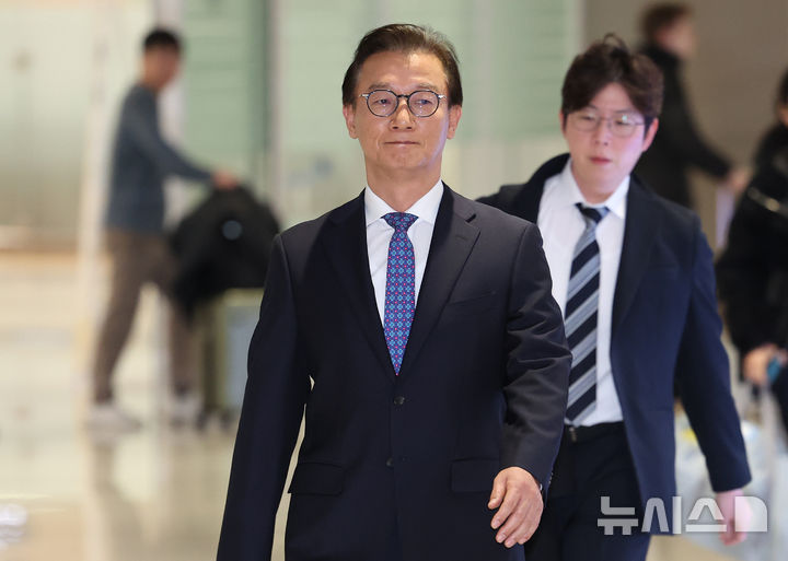 [인천공항=뉴시스] 조성우 기자 = 통일교로부터 금품을 수수했다는 의혹이 제기된 전재수 해양수산부 장관이 11일 오전 인천국제공항 제2여객터미널을 통해 귀국하고 있다.전 장관은 "장관직을 내려놓고 당당하게 응하는 것이 공직자로서 해야 할 처신"이라며 "단호하게, 명백하게, 아주 강하게 의혹이 전혀 사실무근이라는 말씀을 다시 분명히 드린다"고 밝혔다. 2025.12.11. xconfind@newsis.com