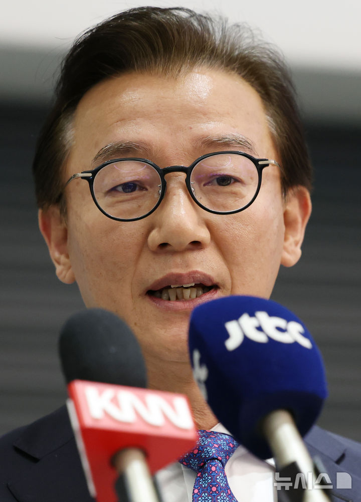 [인천공항=뉴시스] 조성우 기자 = 통일교로부터 금품을 수수했다는 의혹이 제기된 전재수 해양수산부 장관이 11일 오전 인천국제공항 제2여객터미널을 통해 귀국해 의혹 관련 입장을 밝히고 있다.전 장관은 "장관직을 내려놓고 당당하게 응하는 것이 공직자로서 해야 할 처신"이라며 "단호하게, 명백하게, 아주 강하게 의혹이 전혀 사실무근이라는 말씀을 다시 분명히 드린다"고 밝혔다. 2025.12.11. xconfind@newsis.com