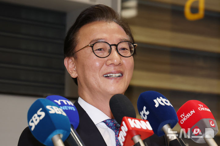 [인천공항=뉴시스] 조성우 기자 = 통일교로부터 금품을 수수했다는 의혹이 제기된 전재수 해양수산부 장관이 11일 오전 인천국제공항 제2여객터미널을 통해 귀국해 의혹 관련 입장을 밝히고 있다. 2025.12.11. xconfind@newsis.com