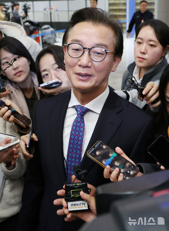 [인천공항=뉴시스] 조성우 기자 = 통일교로부터 금품을 수수했다는 의혹이 제기된 전재수 해양수산부 장관이 11일 오전 인천국제공항 제2여객터미널을 통해 귀국해 의혹 관련 입장을 밝힌 뒤 취재진에 둘러싸여 있다.전 장관은 "장관직을 내려놓고 당당하게 응하는 것이 공직자로서 해야 할 처신"이라며 "단호하게, 명백하게, 아주 강하게 의혹이 전혀 사실무근이라는 말씀을 다시 분명히 드린다"고 밝혔다. 2025.12.11. xconfind@newsis.com