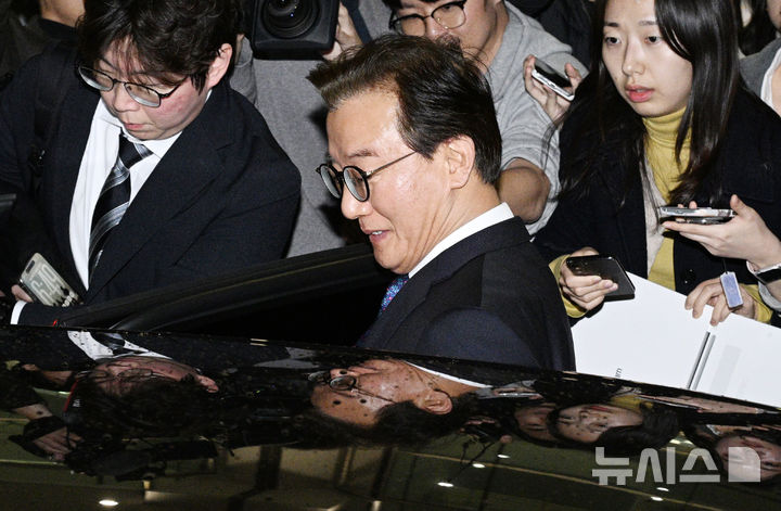 [인천공항=뉴시스] 조성우 기자 = 통일교로부터 금품을 수수했다는 의혹이 제기된 전재수 해양수산부 장관이 11일 오전 인천국제공항 제2여객터미널을 통해 귀국한 뒤 차량에 타고 있다.전 장관은 "장관직을 내려놓고 당당하게 응하는 것이 공직자로서 해야 할 처신"이라며 "단호하게, 명백하게, 아주 강하게 의혹이 전혀 사실무근이라는 말씀을 다시 분명히 드린다"고 밝혔다. (공동취재) 2025.12.11. photo@newsis.com