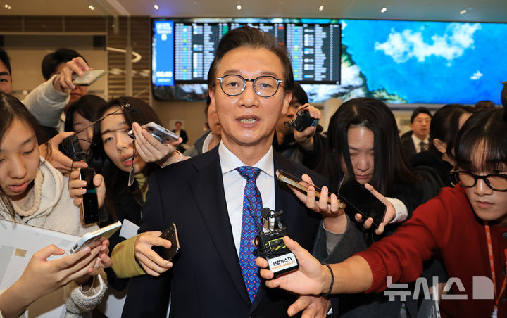 [인천공항=뉴시스] 조성우 기자 = 통일교로부터 금품을 수수했다는 의혹이 제기된 전재수 해양수산부 장관이 11일 오전 인천국제공항 제2여객터미널을 통해 귀국한 뒤 차량으로 이동하고 있다.전 장관은 "장관직을 내려놓고 당당하게 응하는 것이 공직자로서 해야 할 처신"이라며 "단호하게, 명백하게, 아주 강하게 의혹이 전혀 사실무근이라는 말씀을 다시 분명히 드린다"고 밝혔다. (공동취재) 2025.12.11. photo@newsis.com