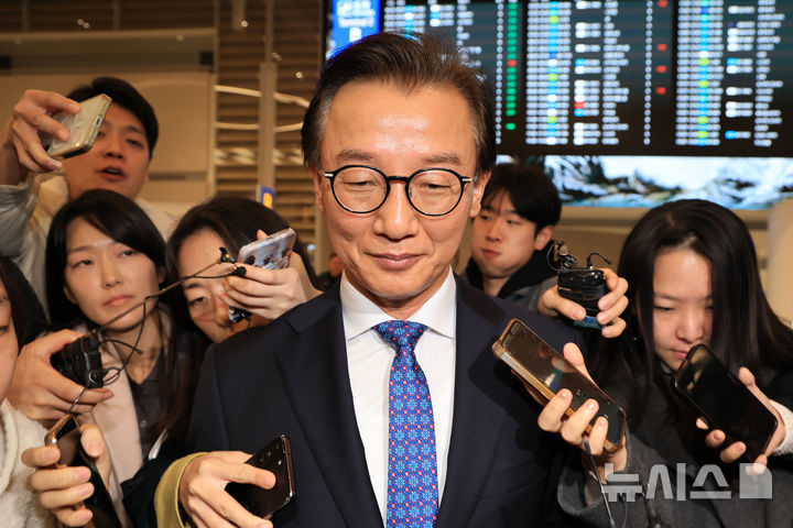 [인천공항=뉴시스] 조성우 기자 = 통일교로부터 금품을 수수했다는 의혹이 제기된 전재수 해양수산부 장관이 11일 오전 인천국제공항 제2여객터미널을 통해 귀국한 뒤 차량으로 이동하고 있다. 전 장관은 "장관직을 내려놓고 당당하게 응하는 것이 공직자로서 해야 할 처신"이라며 "단호하게, 명백하게, 아주 강하게 의혹이 전혀 사실무근이라는 말씀을 다시 분명히 드린다"고 밝혔다. (공동취재) 2025.12.11. photo@newsis.com