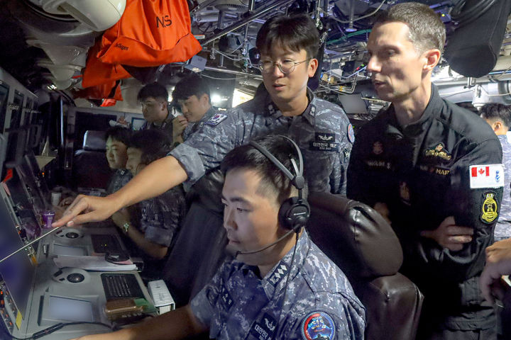 [서울=뉴시스] 해군은 한미 연합대잠전 훈련인 '2025 사일런트 샤크(Silent Shark) 훈련'에 참가 중인 안무함(SS-Ⅲ, 3000톤급)에 캐나다 잠수함승조원을 편승시켜 지난 5일부터 10일까지 해상훈련을 진행했다고 11일 밝혔다. 도산안창호급 잠수함에 외국군 잠수함승조원이 편승해 훈련에 참여한 것은 이번이 처음이다.  사진은 에티엔 랑글루아 캐나다 잠수함사령부 주임원사가 안무함에 편승해 한국 잠수함의 우수한 성능을 직접 체험하고 있다. (사진=해군 제공) 2025.12.11. photo@newsis.com *재판매 및 DB 금지