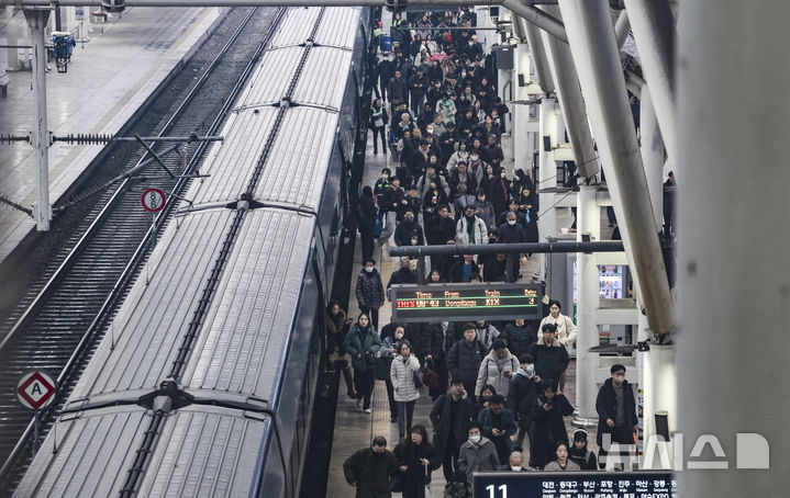 [서울=뉴시스] 김근수 기자 = 서울 중구 서울역 승강장에서 시민들이 열차를 이용하는 모습. 2026.03.23. ks@newsis.com