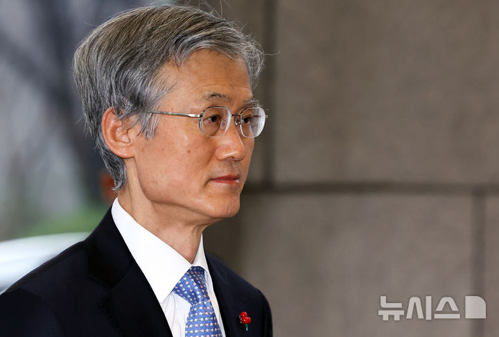 [서울=뉴시스] 최진석 기자 = 조희대 대법원장이 지난 11일 서울 서초구 대법원으로 출근하고 있다. 2025.12.11. myjs@newsis.com