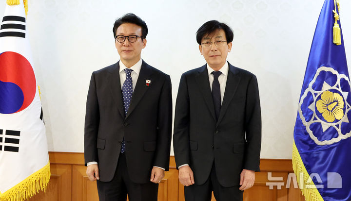 [서울=뉴시스] 추상철 기자 = 김민석 국무총리가 11일 오전 서울 종로구 정부서울청사에서 열린 의료혁신위원회 민간위원 위촉식에서 정기현 의료혁신위원회 위원장에게 위촉장을 전달한 후 기념촬영을 하고 있다. 2025.12.11. scchoo@newsis.com